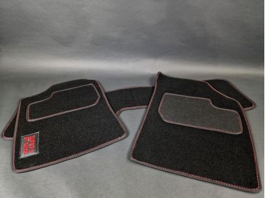 Tapis de Sol Broderie Rouge 5 Gt Turbo (av + ar) Tapis de Sol Broderie Rouge 5 Gt Turbo (av + ar)