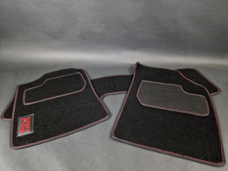 Tapis de Sol Broderie Rouge 5 Gt Turbo (av + ar) Tapis de Sol Broderie Rouge 5 Gt Turbo (av + ar)