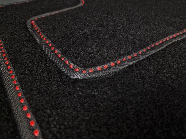 Tapis de Sol Broderie Rouge 5 Gt Turbo (av + ar) Tapis de Sol Broderie Rouge 5 Gt Turbo (av + ar)
