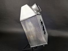 Vue de profil faisceau 118mm épaisseur échangeur aluminium compétition Renault 5 GT Turbo JAS Engineering