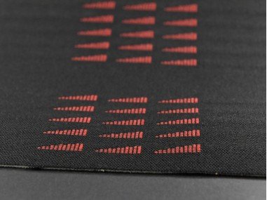 Tissu Anthracite à Fanions Rouges...