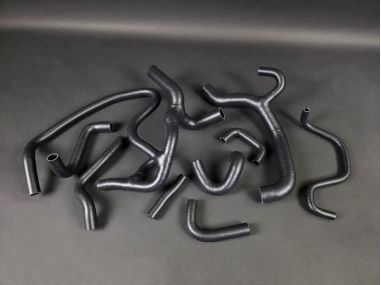 Détail d'une durite silicone sur-mesure pour circuit de refroidissement moteur F7P F7R JAS Engineering