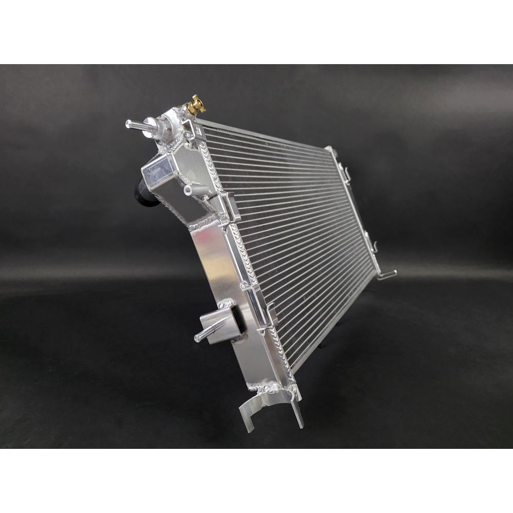 Radiateur aluminium haute performance vue arriere avec pattes fixation et bouchon purge Megane 3 RS