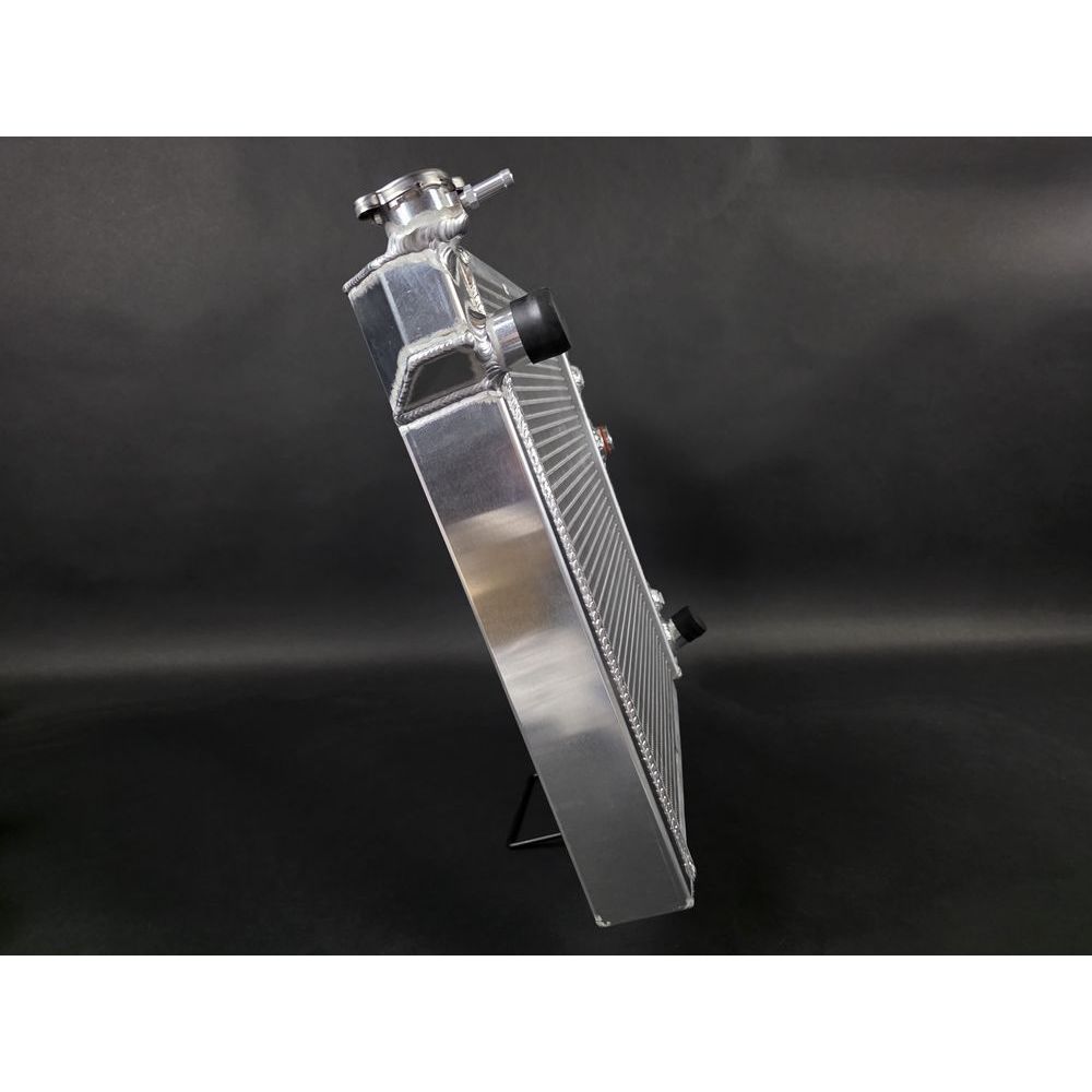 Radiateur alu R11 turbo epaisseur majorée 50mm grande capacite vue de profil avec goulot et manchons