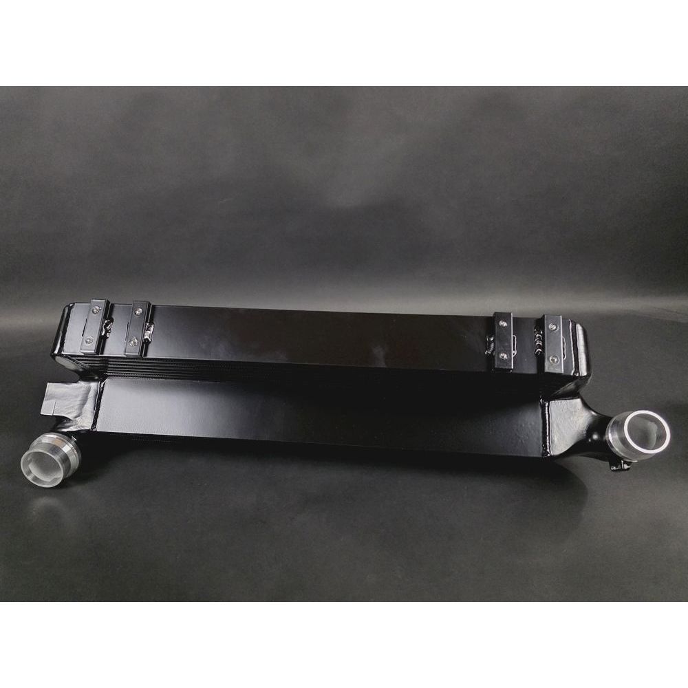 Intercooler alu noir Megane 3 RS vue de dessus epaisseur du faisceau et pattes de fixation soudées TIG