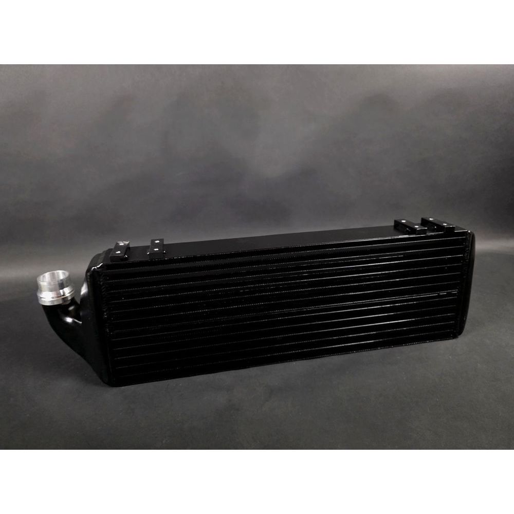 Echangeur gros volume aluminium noir megane 3 rs vue de profil 3/4 avec manchon entree argent poli