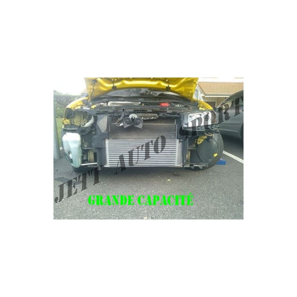 Vue face avant montage échangeur gros volume aluminium sur Renault Megane 2 RS